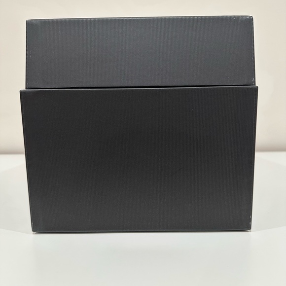 Gucci white&black shoe box with 2 dust bags, tissue/shoe stuffing papers & card - Picture 7 of 13